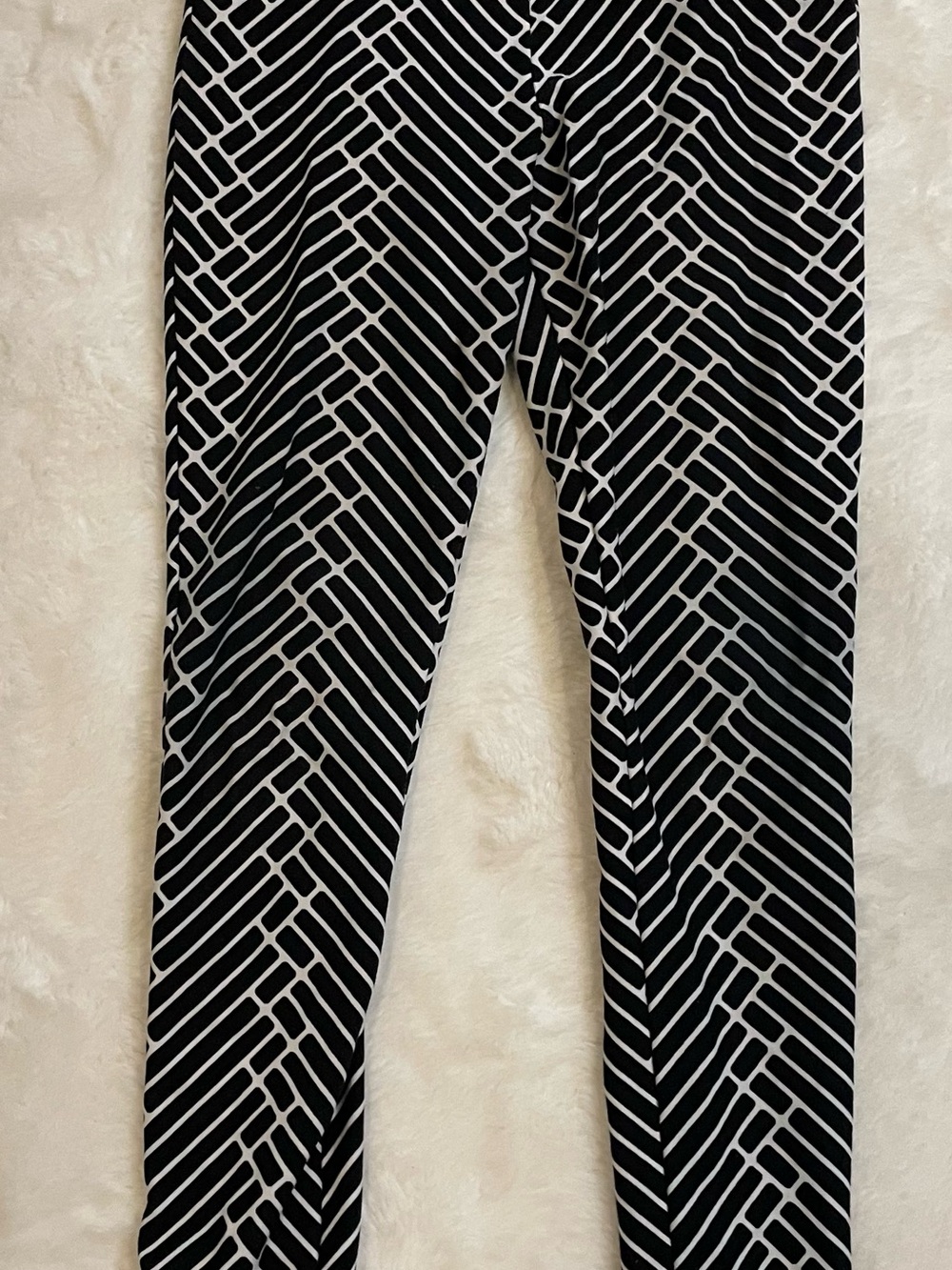 Peter Nygard Black and White Geometric Leggings